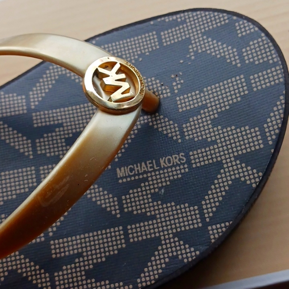 Michael Kors Flip Flop - Picture 5 of 5